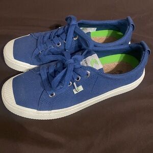 Cariuma OCA low top canvas blue sneakers size 8